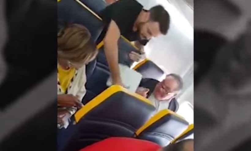 Mulher negra é vítima de ataque racista em voo da Ryanair; vídeo viraliza - David Lawrence/El País/Youtube