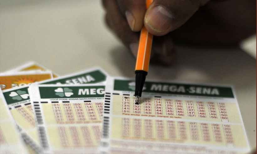 Mega Sena acumula e prêmio pode chegar a R$ 20 milhões - Marcello Casal Jr./Agência Brasil/Agência Brasil
