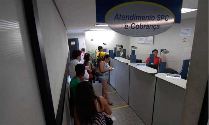 Inadimplência é maior entre idosos e mulheres