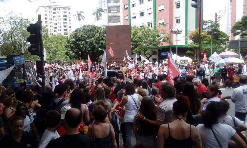 Apoiadores de Haddad fazem manifestação no Centro de BH - Paulo Filgueiras/EM