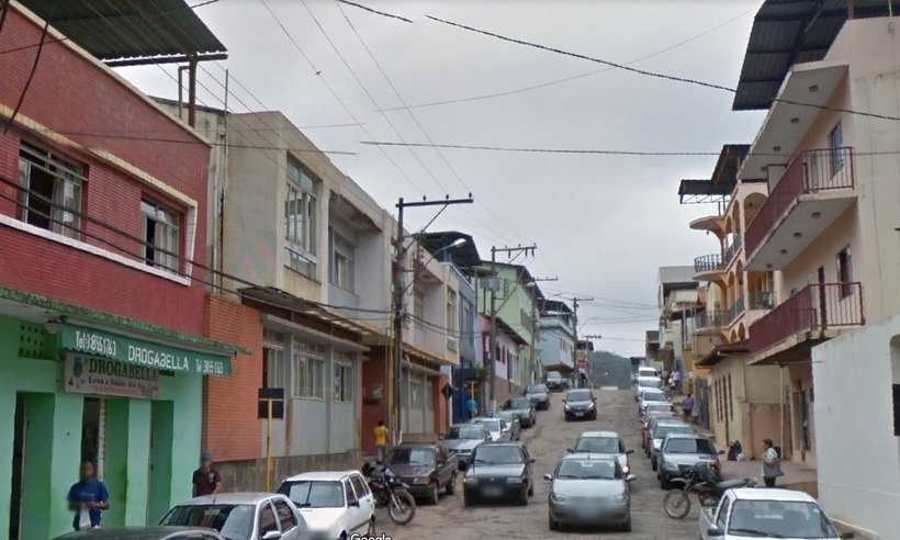 Mulher ateia fogo em Prefeitura de Alvinópolis - Reprodução/Google Street View