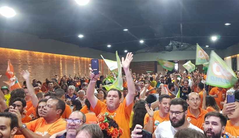 Com buzinaço e foguetório em BH, apoiadores celebram vitórias de Bolsonaro e Zema - RENAN DAMASCENO / EM DA PRESS