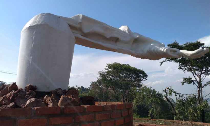 Tempestade que dobrou estátua de Cristo em Buritizeiro pode se repetir - Emerson Santos/Divulgação
