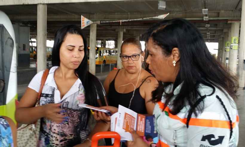 Mulheres recebem apitos e panfletos contra assédio nos ônibus e metrô de BH - Paulo Filgueiras/EM/DA Press