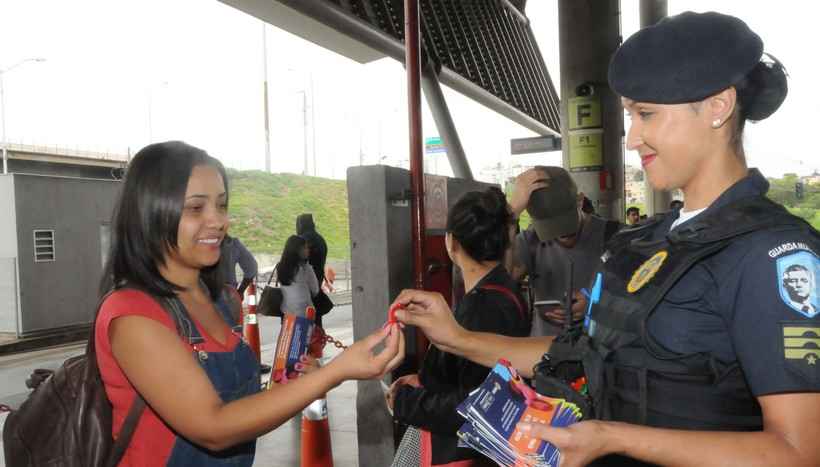 Mulheres e especialistas aprovam apitos para denunciar assédio em transporte público - Paulo Filgueiras/EM/DA Press