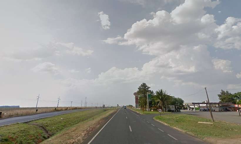Acidente com van escolar deixa dois adolescentes feridos em Uberaba - Reprodução/Google Street View