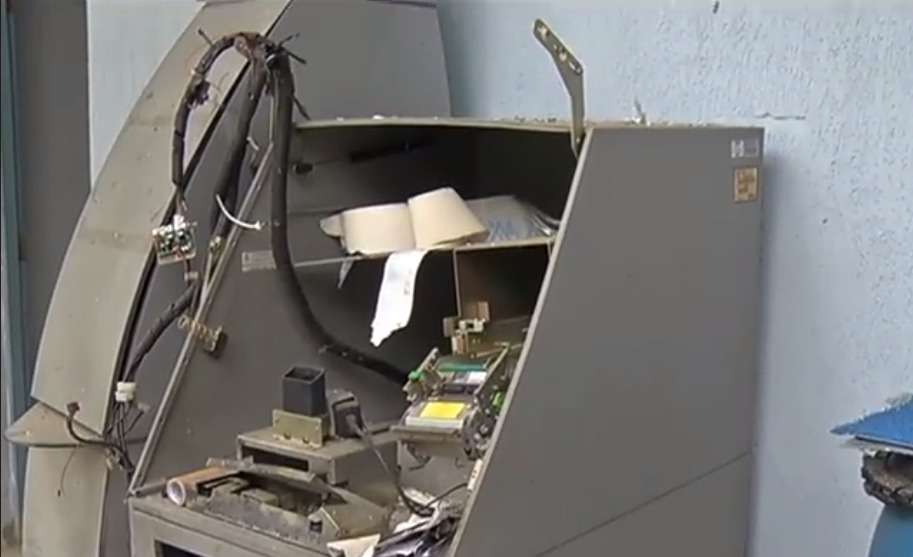 Quadrilha explode caixa eletrônico em Governador Valadares - Reprodução/TV Alterosa Leste