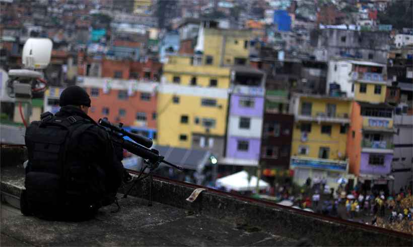 Sem nome ou sombra: o que fazem os snipers, novos personagens da guerra no Rio - RICARDO MORAES/AFP
