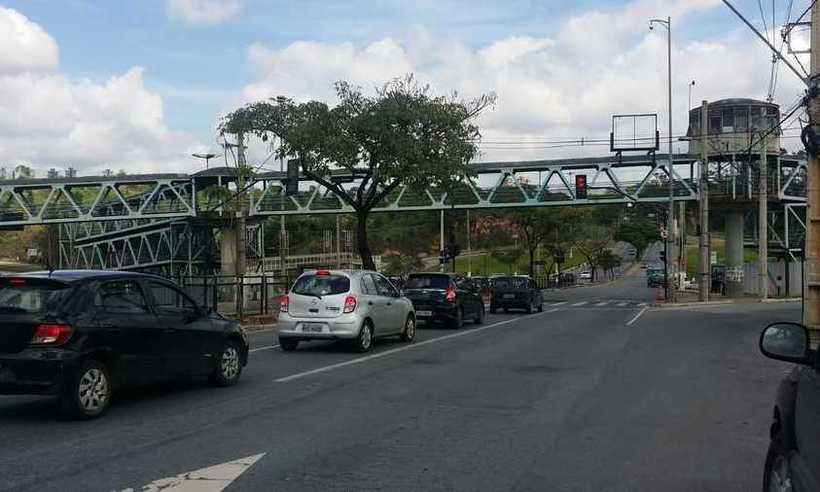 Avenida Carlos Luz será interditada neste sábado para demolição de passarela - Edésio Ferreira/EM/D.A Press