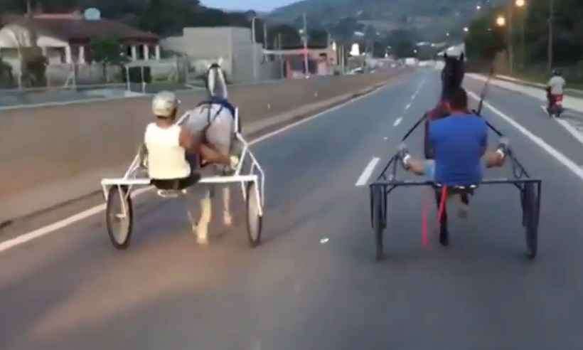 Charretes estavam a 50 km/h durante 'racha' em rodovia paulista, diz laudo - Reprodução/YouTube