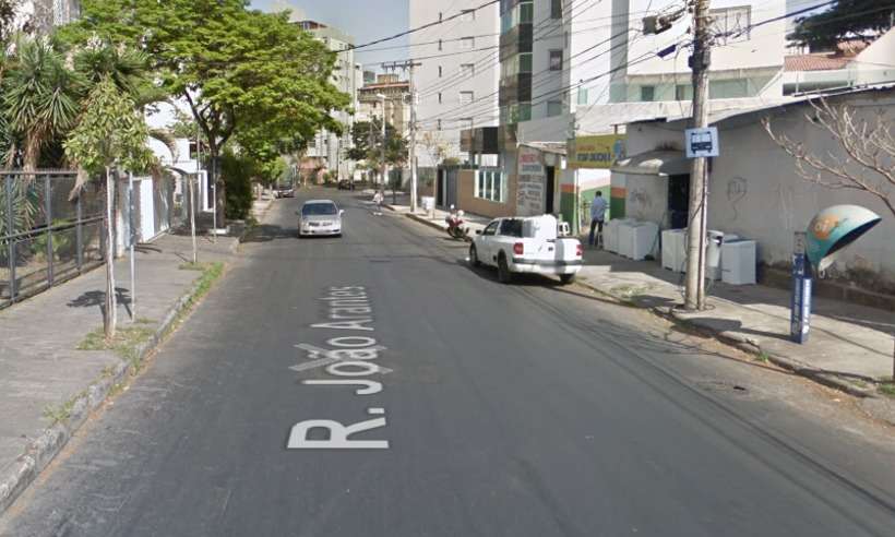 Mulher sofre traumatismo craniano após ser agredida por assaltantes em BH - Reprodução/Google Street View