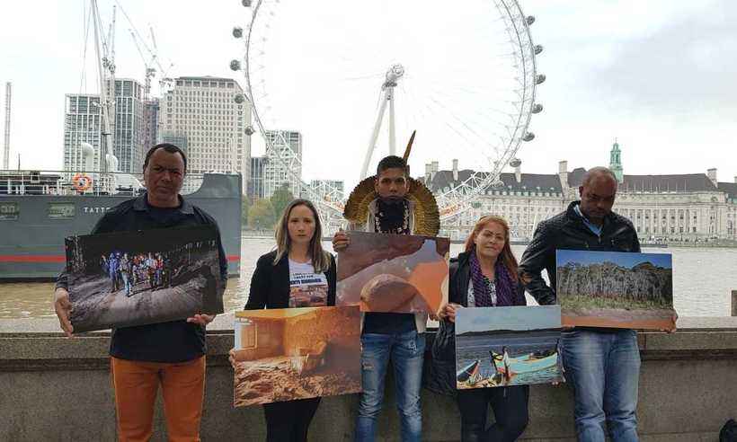 Comitiva de atingidos protesta contra Fundação Renova em Londres - Letícia Aleixo/Divulgação