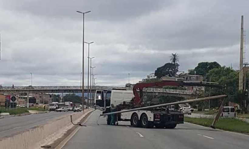 Caminhão bate e derruba poste no Anel Rodoviário - Polícia Militar/Divulgação