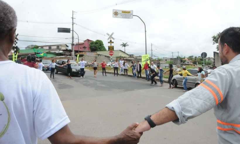 Moradores protestam contra o descarte de lixo na linha férrea que corta a Região Oeste de BH - Paulo Filgueira/EM/D.A Press