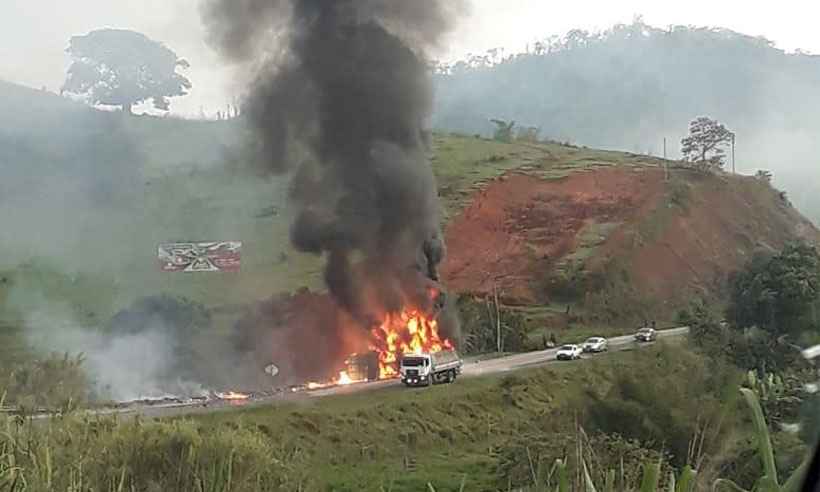 Caminhão com produtos químicos tomba e pega fogo na BR-116 - Reprodução da internet/WhatsApp
