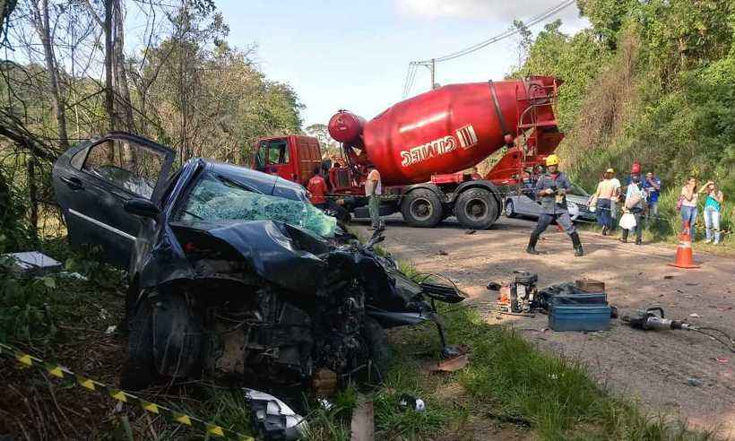 Colisão entre carro e caminhão deixa motorista morto em Minas - Reprodução/Corpo de Bombeiros