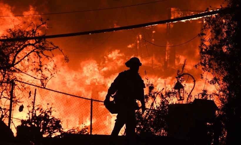 Bombeiros lutam contra incêndios que provocaram 50 mortes na Califórnia - Robyn Beck / AFP