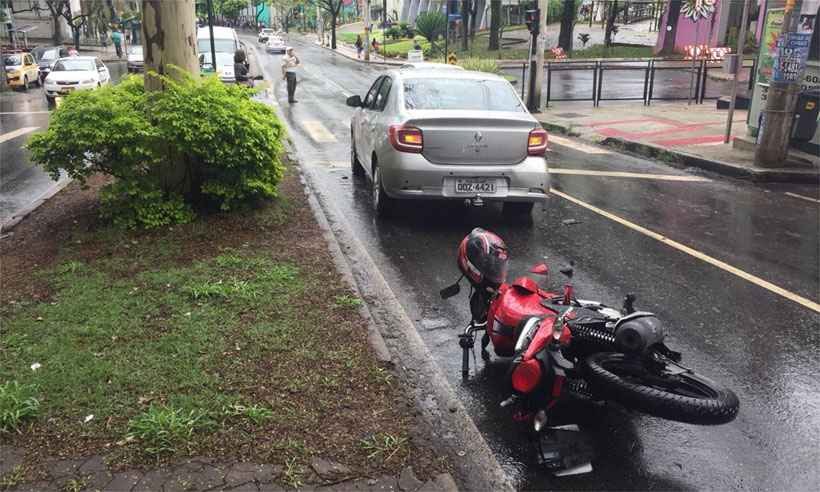 Batida entre carro e moto para o trânsito no Bairro Buritis - Guilherme Paranaíba/EM/DA Press
