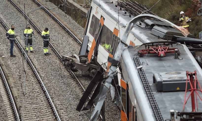 Trem com 150 passageiros descarrila e mata um na Espanha - Pau Barrena/AFP