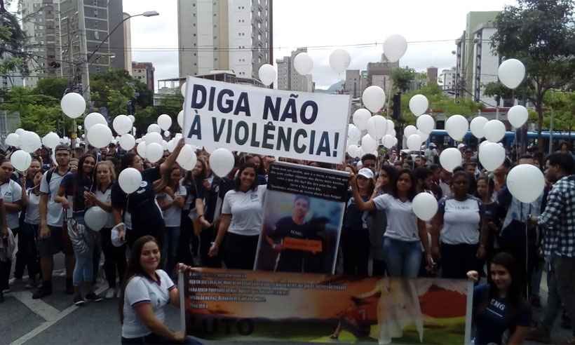 Em caminhada ecológica, alunos do Instituto de Educação homenageiam colega morto  - Elian Guimarães/EM/DA Press