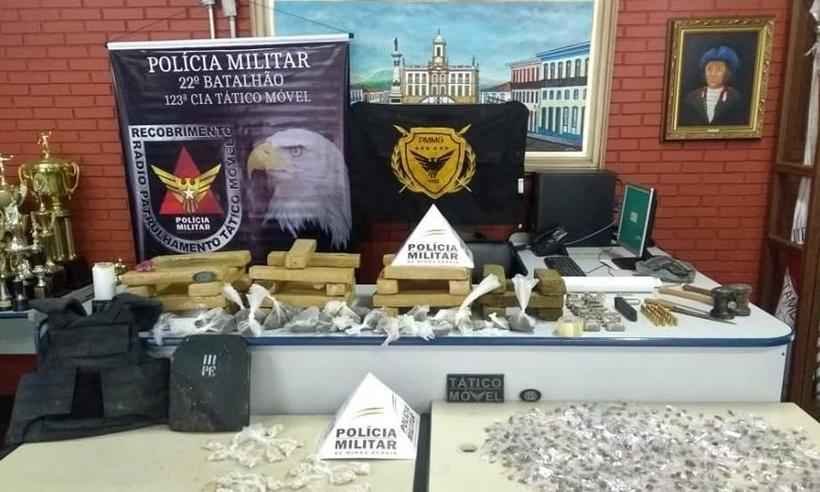 PM faz operação no Aglomerado da Serra e apreende drogas, munições e colete do exército  - PMMG/ Divulgação 