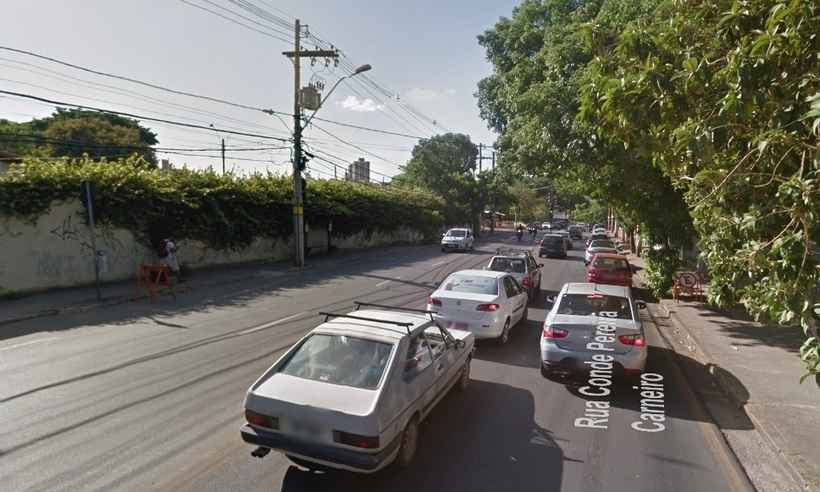 Queda de árvore em poste complica trânsito na manhã desta terça em BH - Reprodução/Google Street View