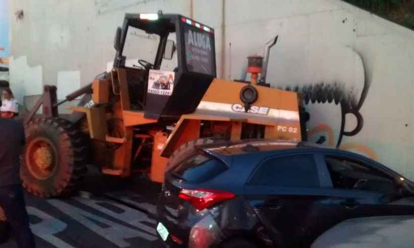 Retroescavadeira atinge veículos em Belo Horizonte - BHTrans / Divulgação