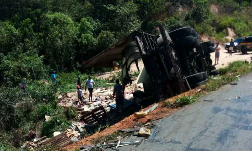 Batida entre caminhões mata motorista na BR-251 - Corpo de Bombeiros/Divulgação
