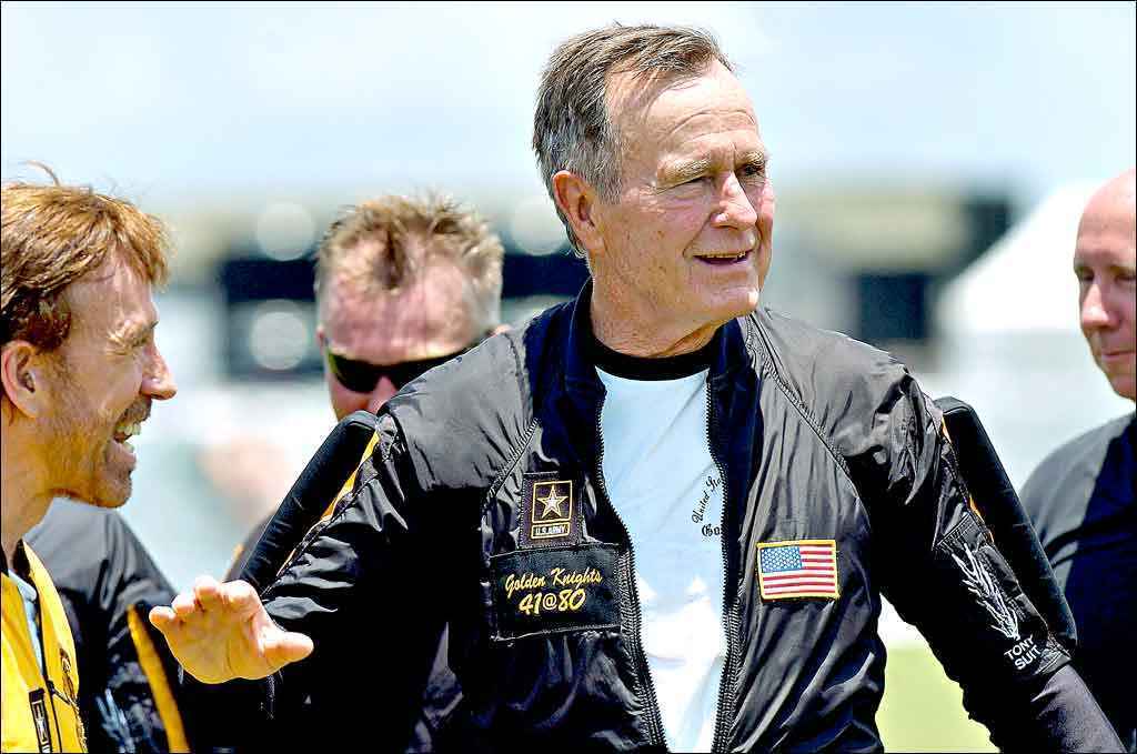 EUA e o mundo prestam homenagens a George Bush - BRETT COOMER/GETTY IMAGES NORTH AMERICA/AFP 2013 13/6/04