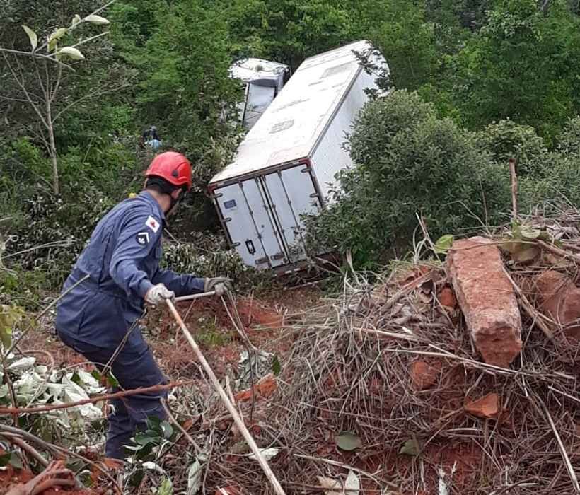 Motorista de carreta que despencou de 70 metros é resgatado no Norte de Minas - Corpo de Bombeiros