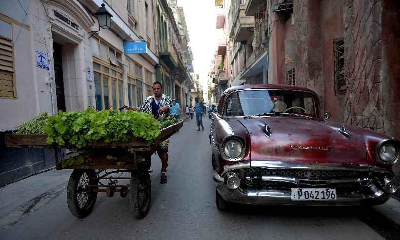 Governo cubano retifica leis para setor privado depois de mal-estar  - Yamil LAGE / AFP