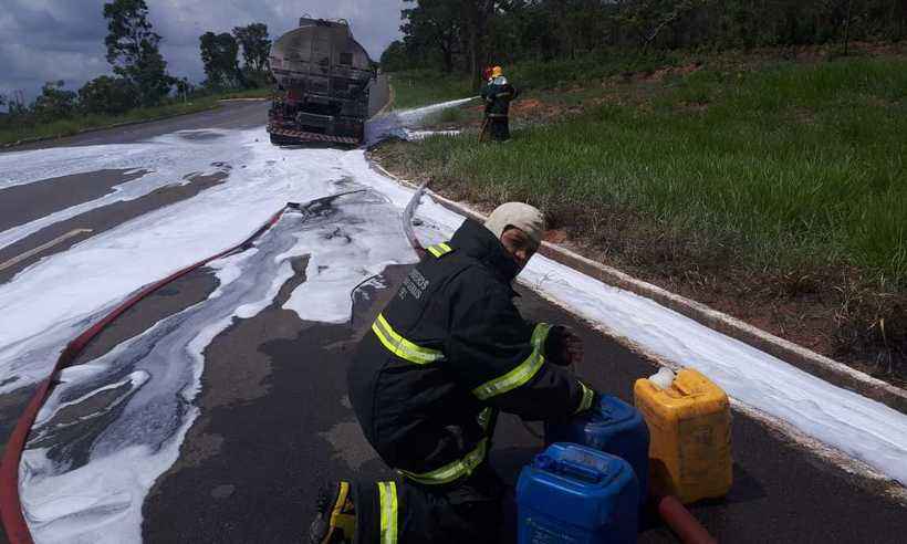 Carreta de combustível pega fogo e bombeiros interditam rodovia por oito horas - Reprodução/Corpo de Bombeiros