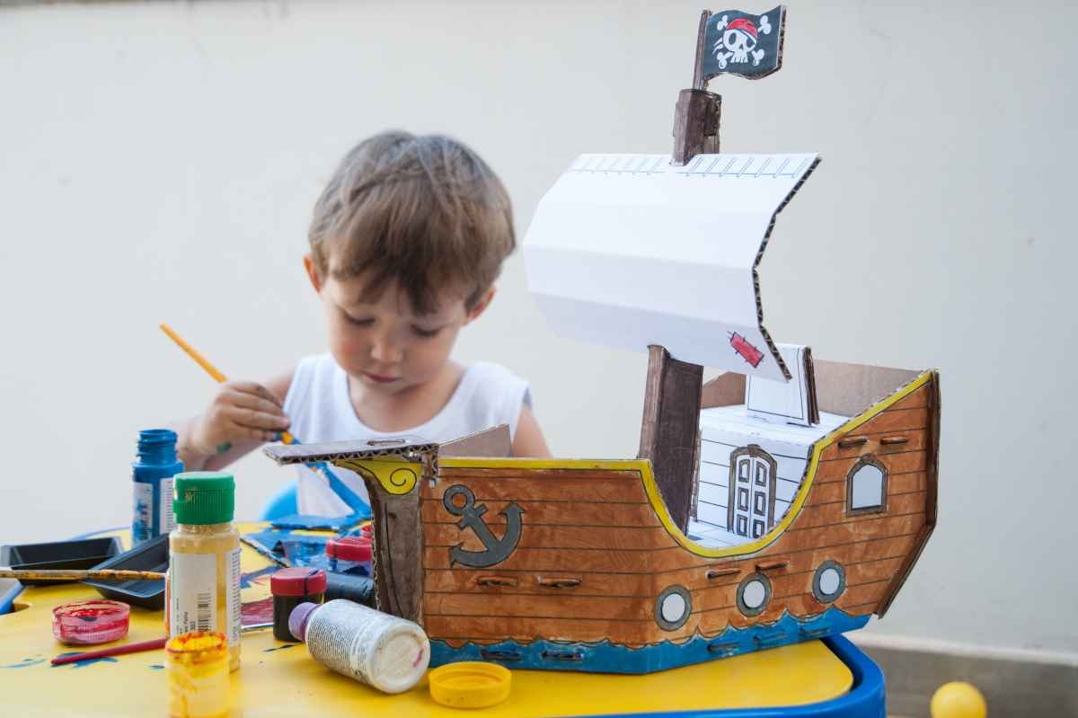 Brinquedos de papelão estimulam a criatividade e a interação entre pais e filhos - Ana Luiza Albuquerque/Divulgação