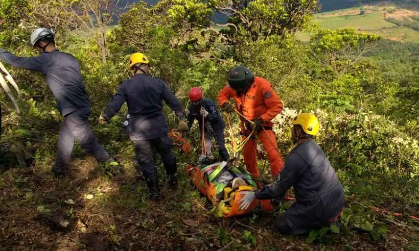 Bombeiros resgatam vítima de queda de parapente em Mateus Leme, na RMBH - CBMMG/Divulgação