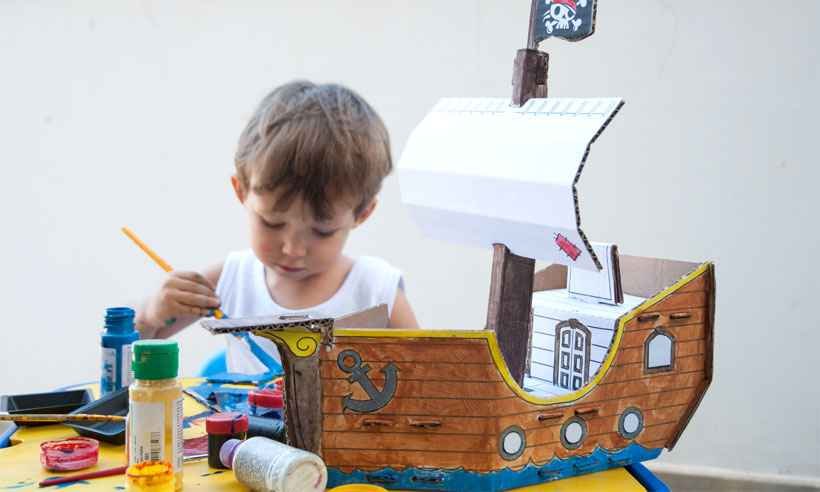 Brinquedos de papelão estimulam a criatividade e a interação entre pais e filhos - Ana Luiza Albuquerque/Divulgação