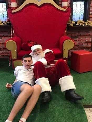 Papai Noel se joga em chão de shopping para animar menino autista - Reprodução/Shopping Itaguaçu