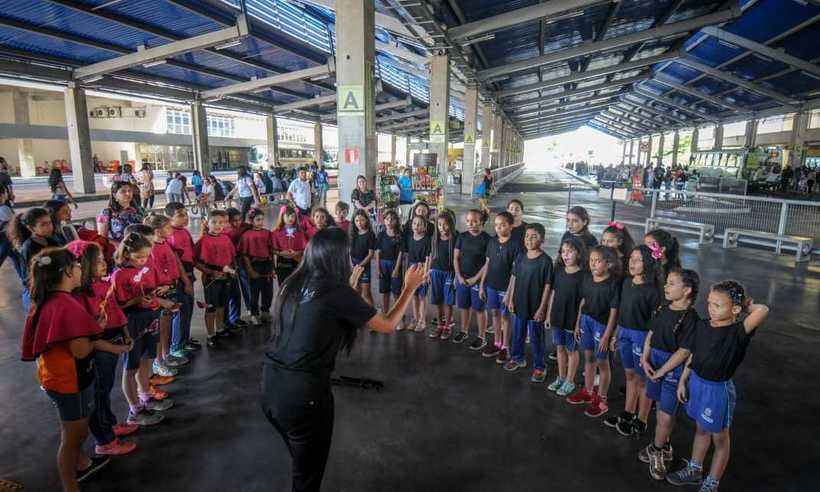 Estudantes de escolas municipais realizam Cantata de Natal na Estação Pampulha - Leandro Couri/EM/D.A Press