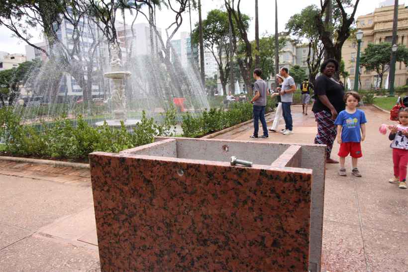 Praça da Liberdade e luneta da Rua Sapucaí são alvos de vandalismo - Edésio Ferreira/EM/DA Press