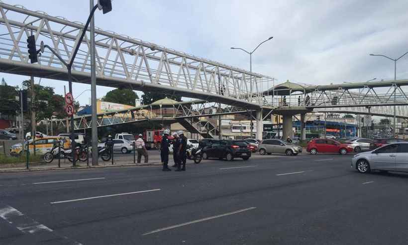 Batida entre Move e carro deixa trânsito lento na Avenida Cristiano Machado  - Edésio Ferreira/EM/DA Press