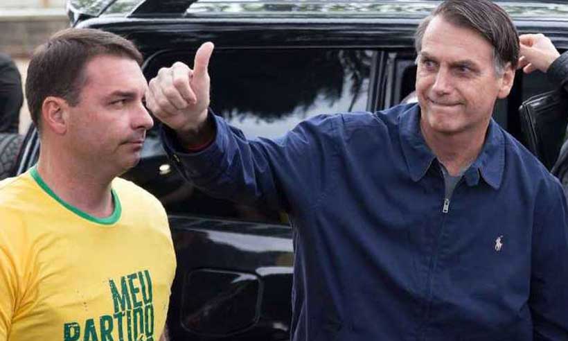 Bolsonaro em campanha para minimizar denúncias contra o filho -  Fernado Souza/AFP