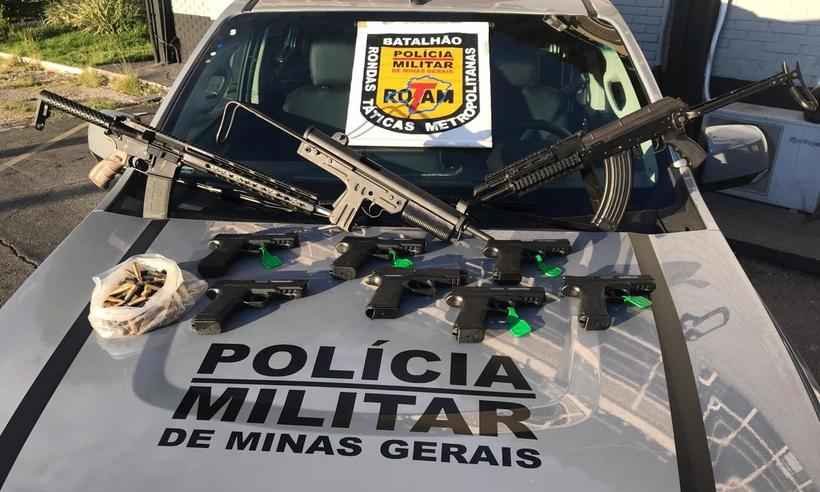 PM apreende fuzis e pistolas em um saco de ração em Ribeirão das Neves - Polícia Militar/Divulgação