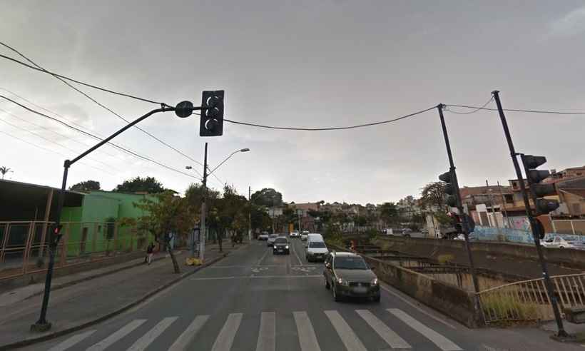 Carro bate em poste e interdita Avenida Tereza Cristina, na Região Oeste de BH  - Google Street View