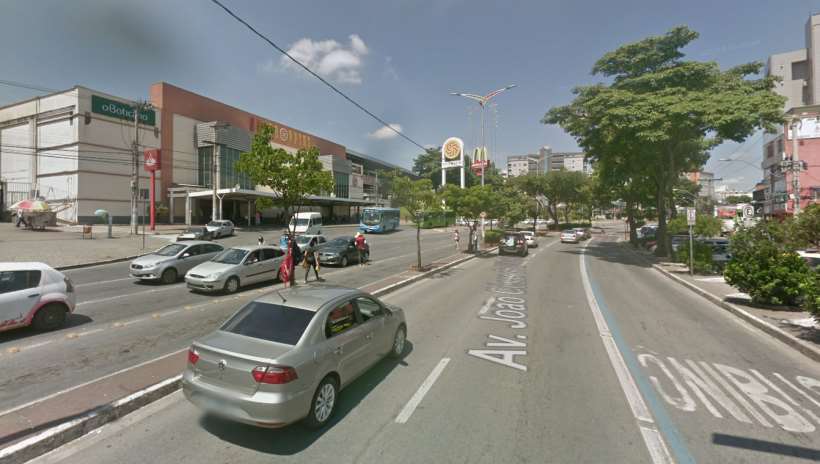 Motorista com sintomas de embriaguez bate carro e volta para beber em bar - Reprodução/Google Street View