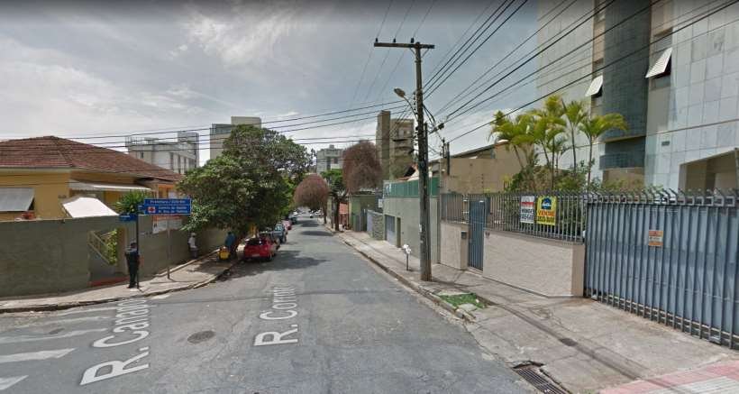 Veículo desgovernado atropela mulher e duas crianças em ponto de ônibus em BH - Google Street View/Reprodução