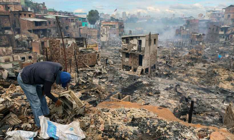 O dia seguinte de um bairro de Manaus destruído pelo fogo - Michael Dantas / AFP