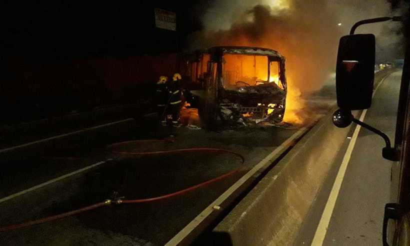 Ônibus é incendiado em Betim e suspeitos deixam carta com ameaças - CBMMG/Divulgação