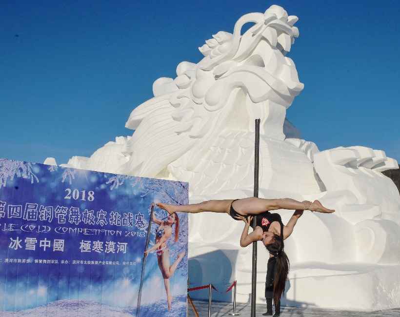 China realiza competição de pole dance em temperaturas abaixo de zero - STR / AFP