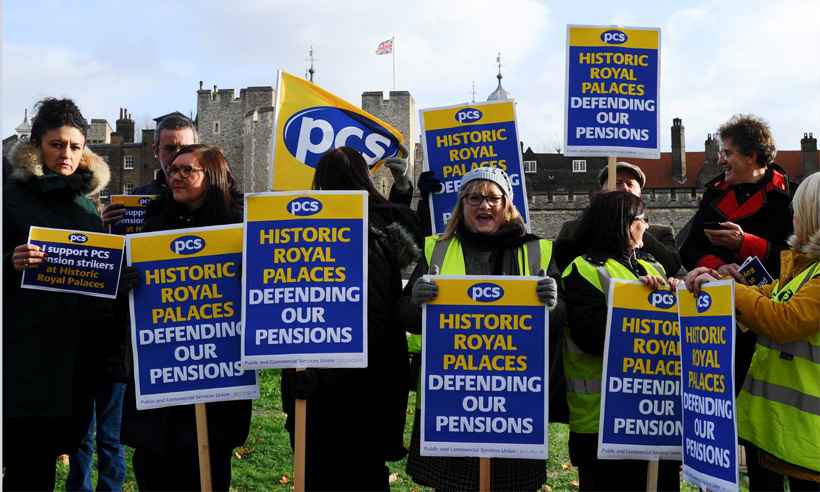 Famosos guardas britânicos entram em greve contra corte em aposentadorias - DANIEL SORABJI / AFP

