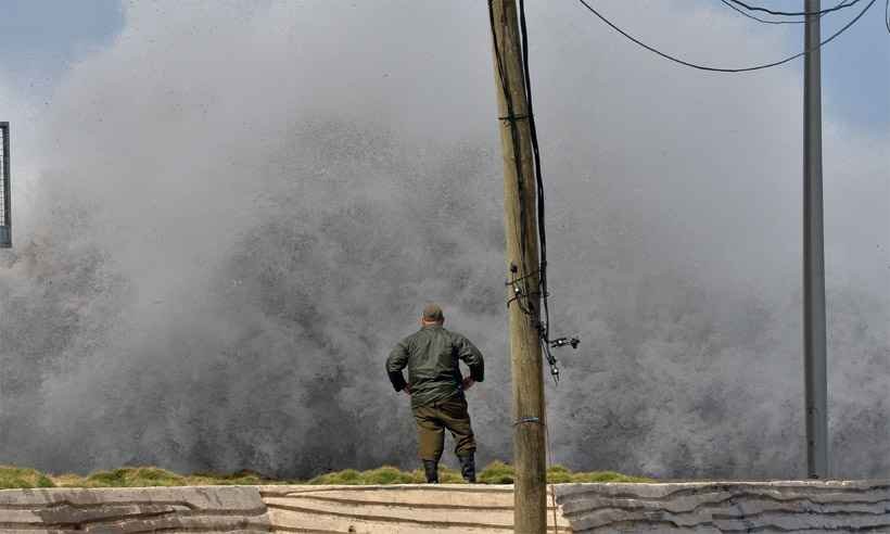 Ondas fortes invadem ruas e pessoas ficam desabrigadas em Cuba  - YAMIL LAGE / AFP

