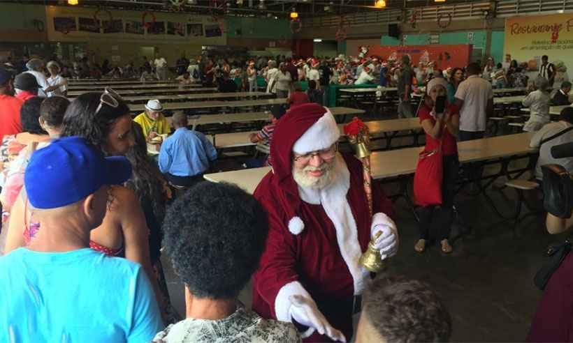 Em tradicional ceia no Restaurante Popular, Papai Noel distribui presentes - Edesio Ferrreira/EM/DA Press